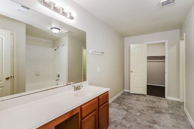 Building Photo - 5027 Oak Briar Ln