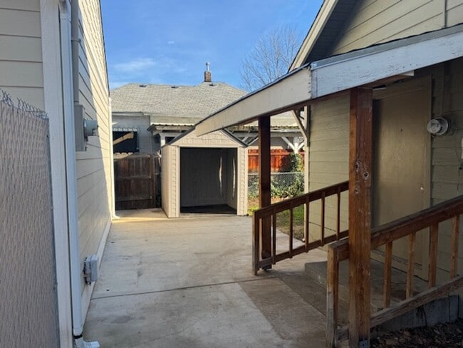 Building Photo - COZY CLASSIC HOME WITH FRESH UPDATES AND BUILT-INS