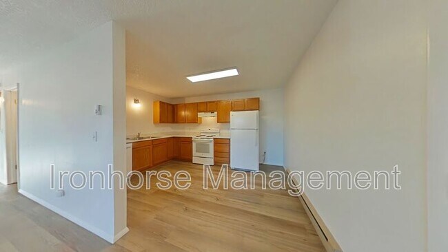 Building Photo - 811 W Villard St