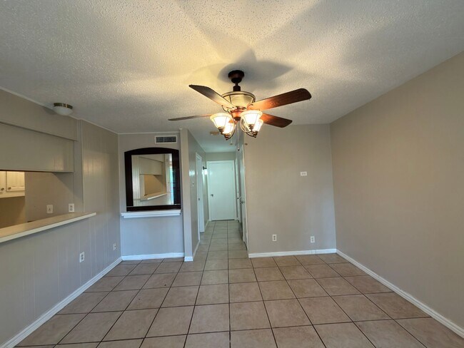 Building Photo - 358 Valley Park Dr