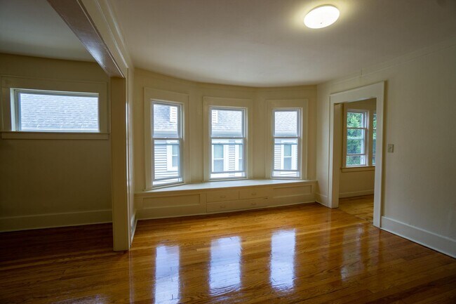 Building Photo - Large Newly Renovated Second Floor Flat Av...