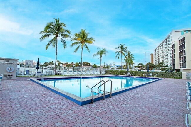 Building Photo - 2821 N Miami Beach Blvd