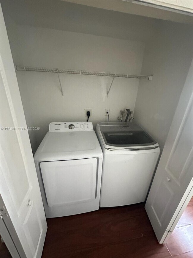 Building Photo - 2505 SE 14th Ave