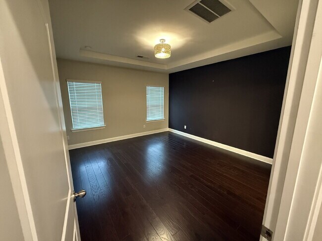 Building Photo - "Charming 3-Bedroom Retreat with 2 Baths w/bonus room and fenced yard!!