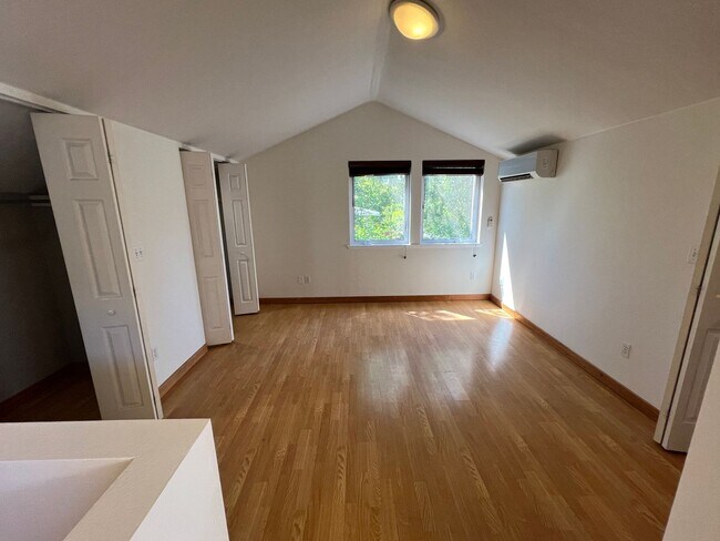 Building Photo - 3033 NE 12th Ave