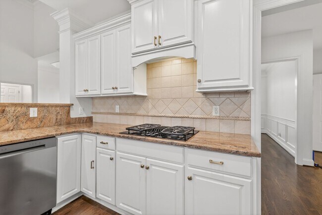 Building Photo - Beautiful 6BR Executive Brentwood Home with Pool