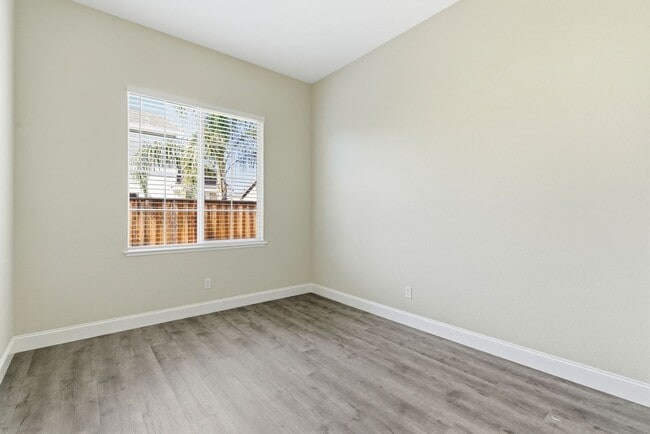 Building Photo - BEAUTIFULLY MAINTAINED SINGLE STORY HOME IN GREAT BRENTWOOD LOCATION!