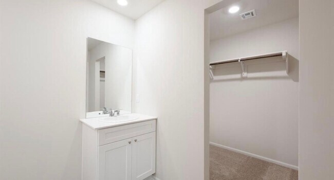 Building Photo - 560 St Charles Pl