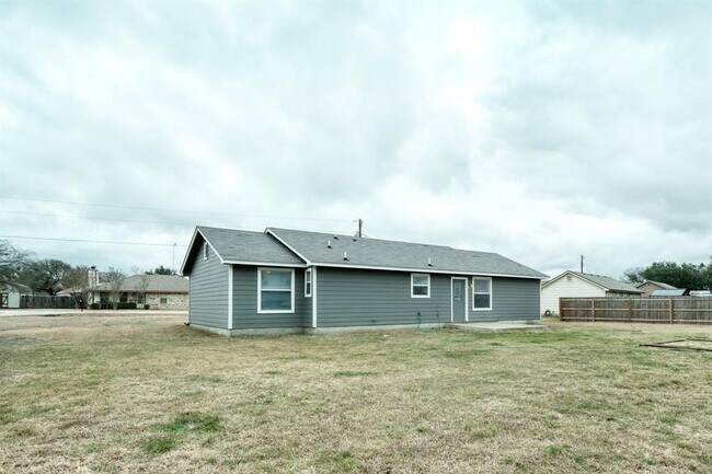 Building Photo - 640 Fallen Oak Dr