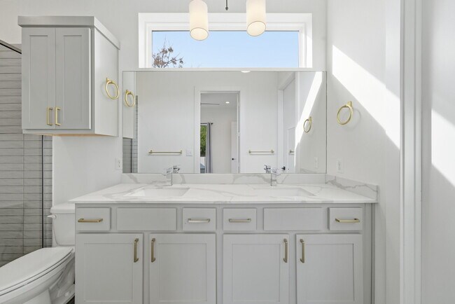 Building Photo - Spacious 3-Bed, 3-Bath Condo with Scenic Views in Vibrant Austin!