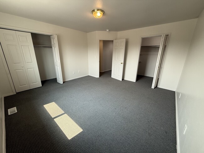 Building Photo - 913 Cardinal Dr
