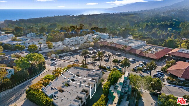 Building Photo - 6502 Dume Dr