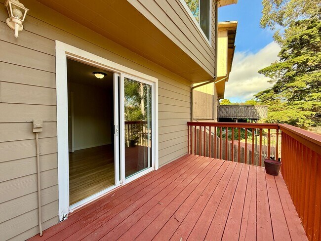 Building Photo - Gorgeously Updated 4-Bed/3-Bath Home & Ent...