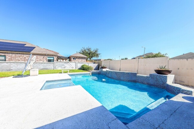 Building Photo - 115 Coahuila Loop