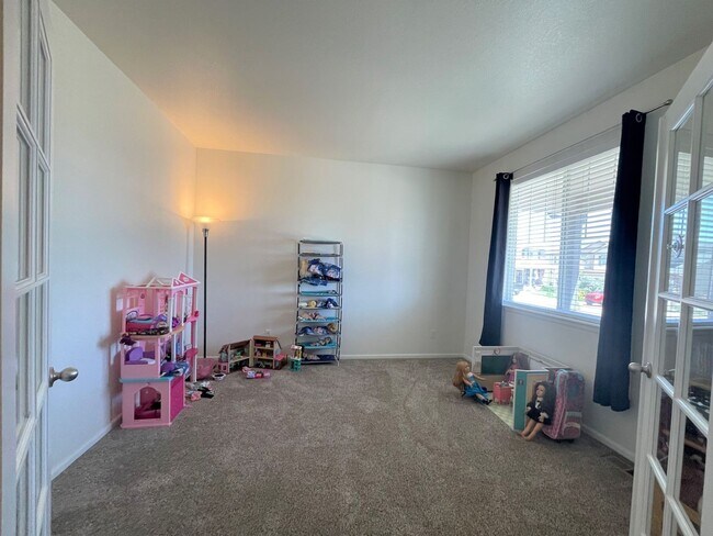 Building Photo - Spacious Charmer in sought after Meridian Ranch community- 2 houses from park