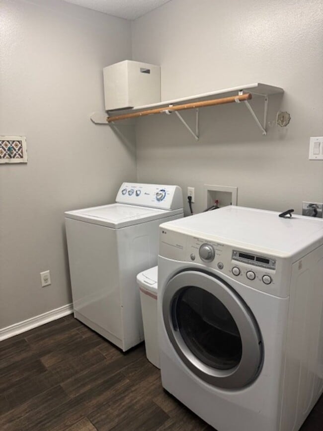 Building Photo - 3/2/2 Gated Community, Fenced Yard, Pool Access