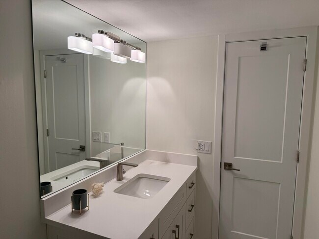 Building Photo - 3460 S Ocean Blvd