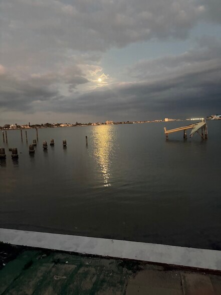 Building Photo - 7261 Bay St