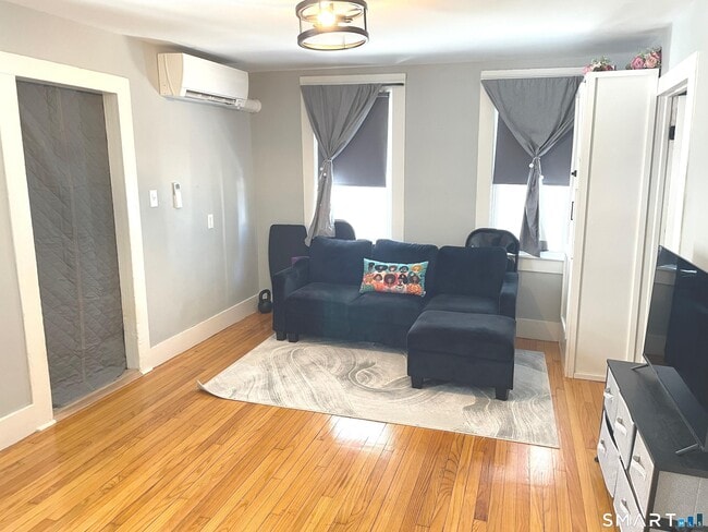 Building Photo - 194 School St