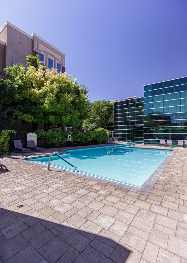 Building Photo - Top Floor 2 Bedroom Condo Located in Manha...