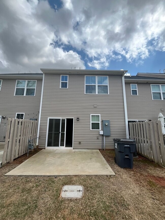 Building Photo - 3 Bed 2 Bath Townhome Located in Simpsonville