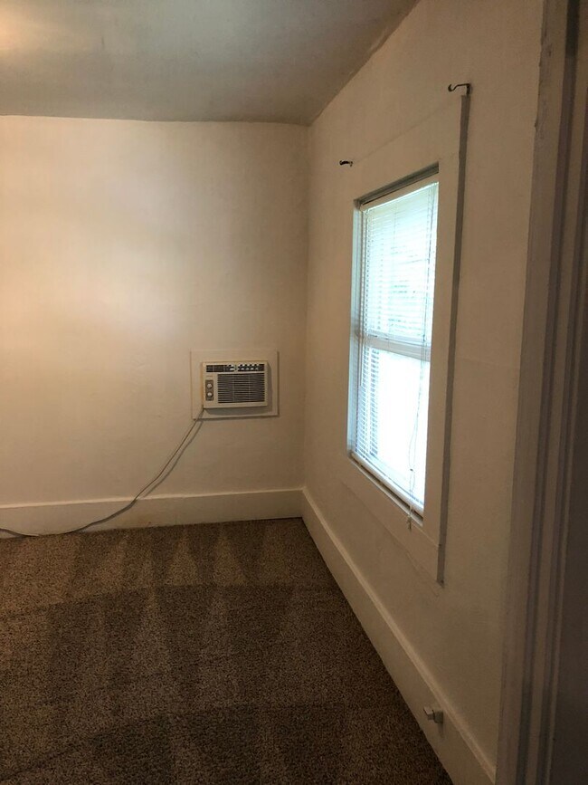 Building Photo - Orient Street