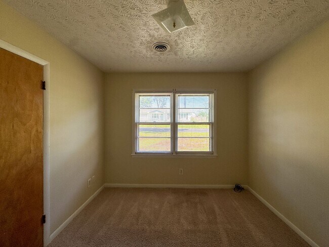 Building Photo - Cute 3 Bed 1.5 Bath Home with Fenced Yard