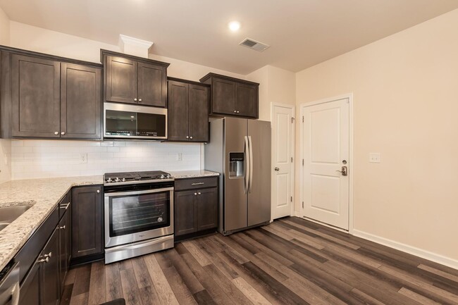 Building Photo - Gorgeous End Unit Townhome!