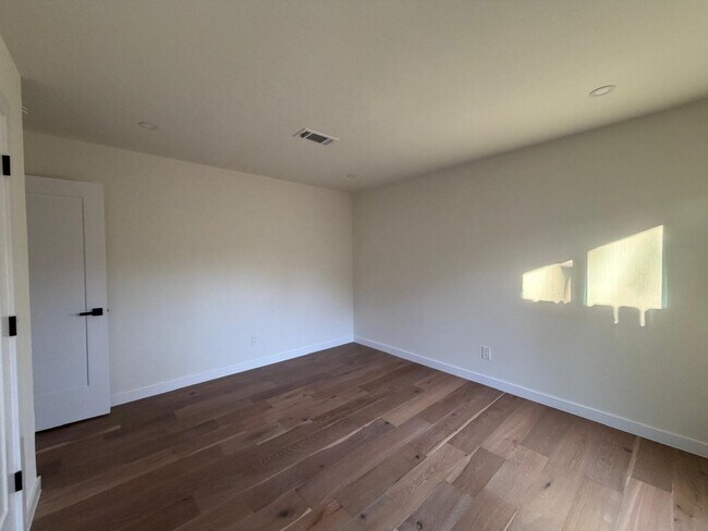 Building Photo - 2618 Pine Village Dr