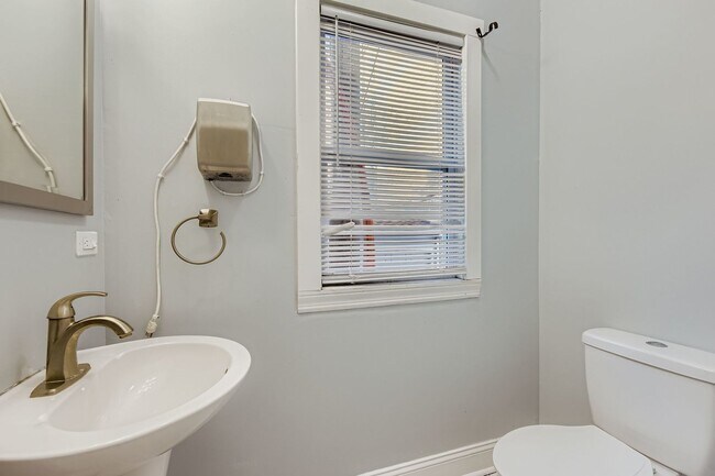 Building Photo - 7356 N Ashland Blvd