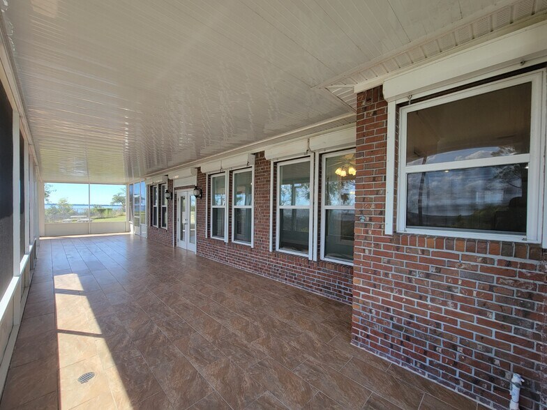 Enclosed screen porch - 7327 Rodgers Dr