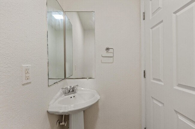 Building Photo - Knoxville 37912 - 3 bedroom, 2.5 bath all ...