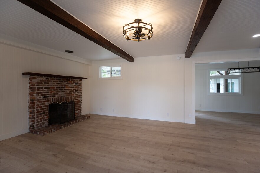 Building Photo - 384 Crazy Horse Canyon Rd