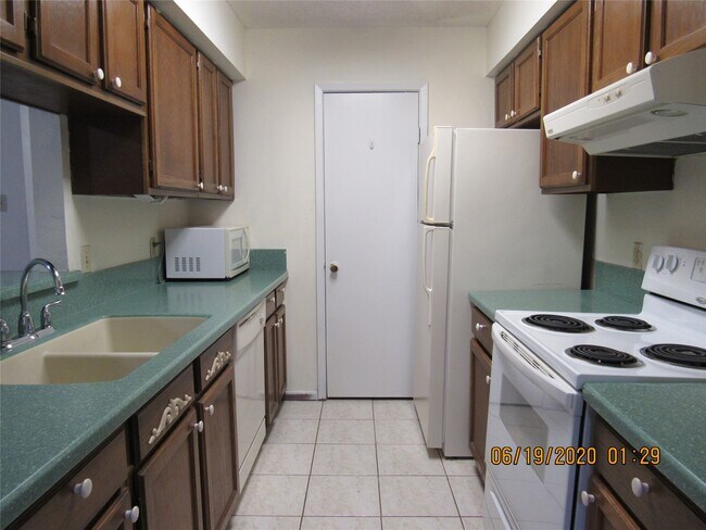 Building Photo - 17401 Red Oak Dr