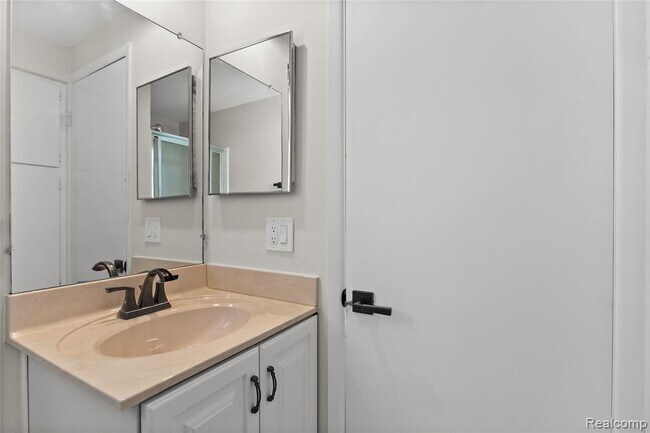 Building Photo - 3715 Ledge Dr