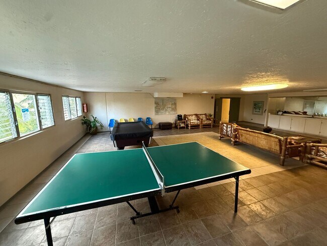 Building Photo - Beautiful High-Rise 1 Bedroom in Waikiki with Covered Parking