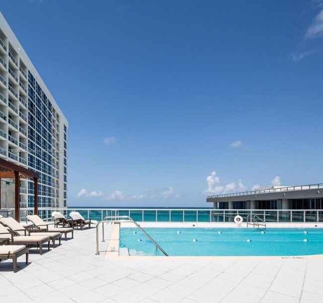 Primary Photo - 6801 Collins Ave