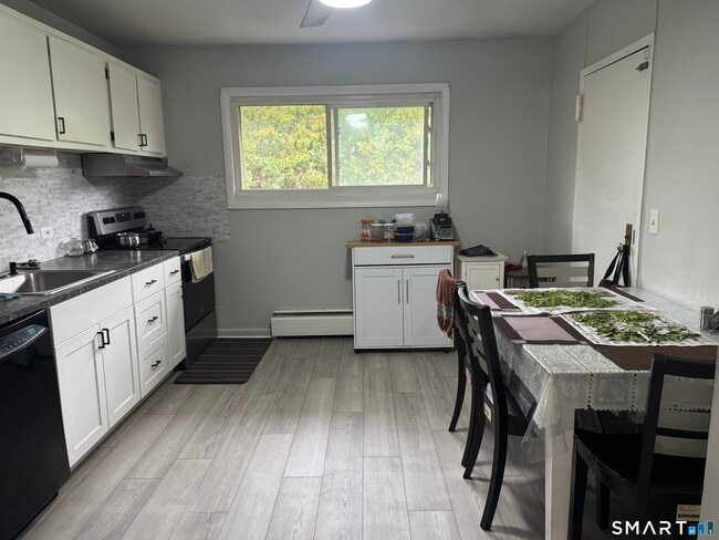 Building Photo - 44 Racebrook Dr
