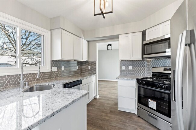 Building Photo - Updated Kenosha 3 Bedroom 2.5 Bath