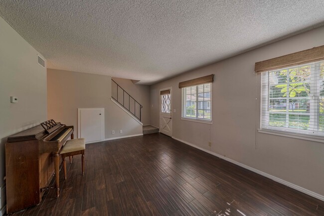 Building Photo - Bright & Airy 2-Bedroom End Unit Townhome