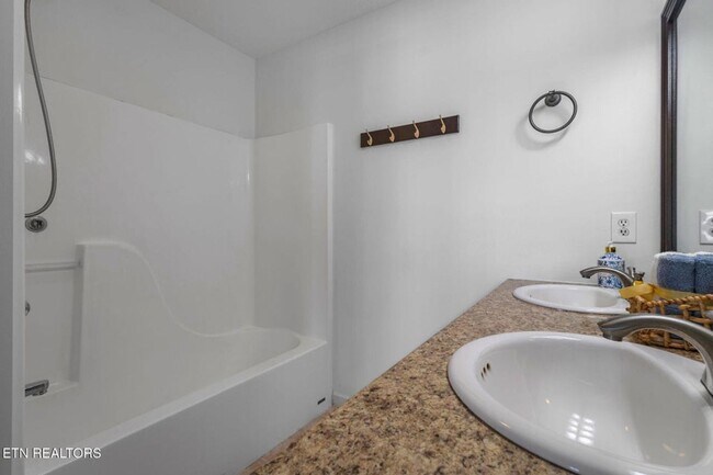 Building Photo - Beautiful End-Unit Condo – Move-In Ready!
