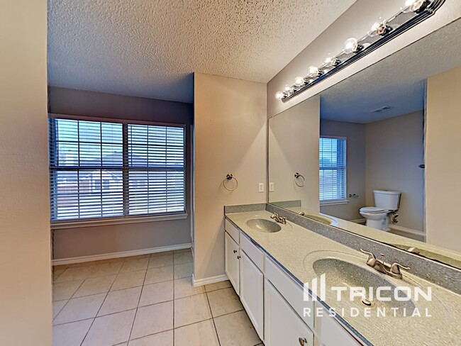Building Photo - 1052 Shadywood Dr