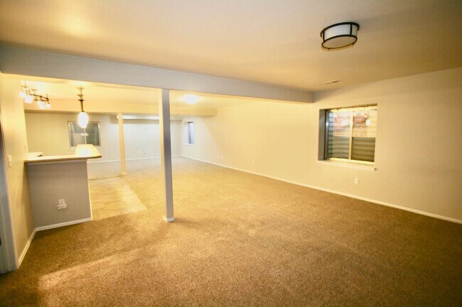 Building Photo - Beautiful 4 Bedroom Ranch Style Home Avail...