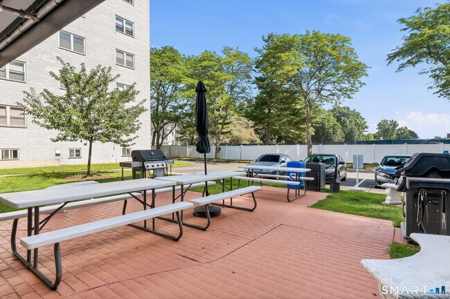 Building Photo - 887 Farmington Ave