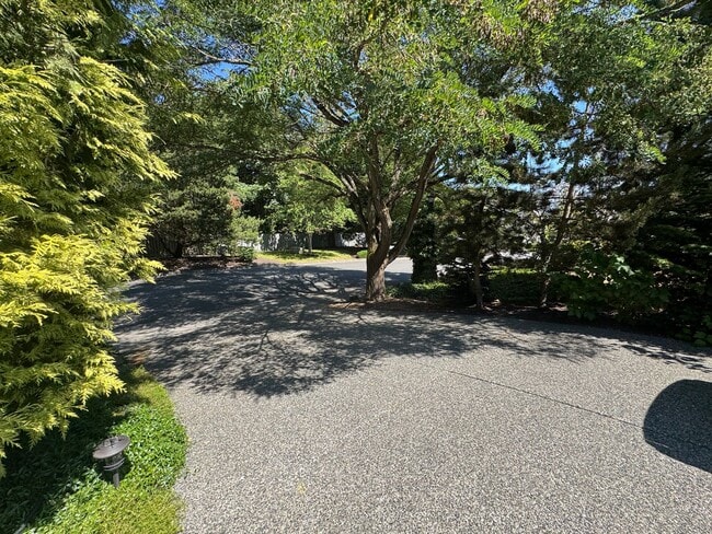 Building Photo - 3 Bed, 2 Bath PLUS Bonus Room SHORT TERM R...