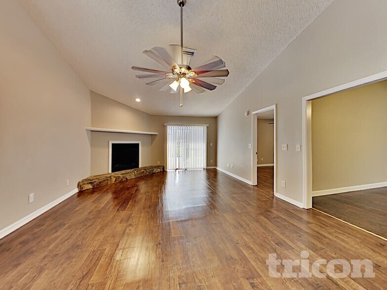 Building Photo - 2025 Helm Ln