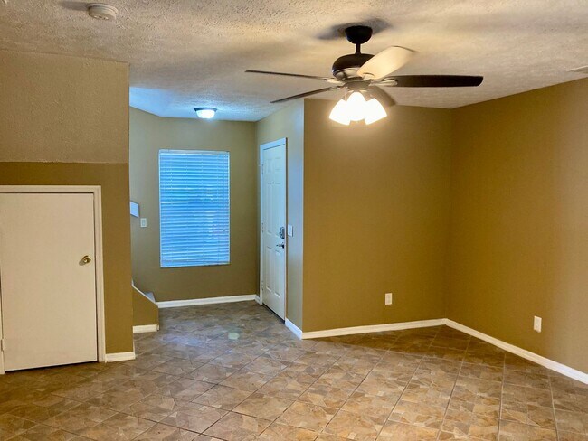 Building Photo - Two story condo with community pool!