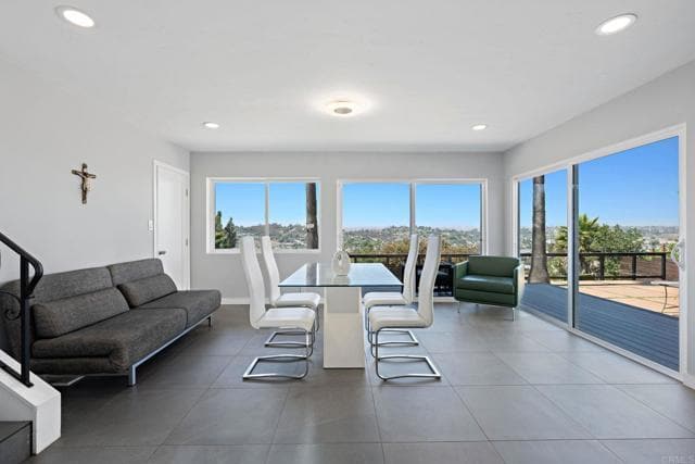 Building Photo - 2440 Dunstan St