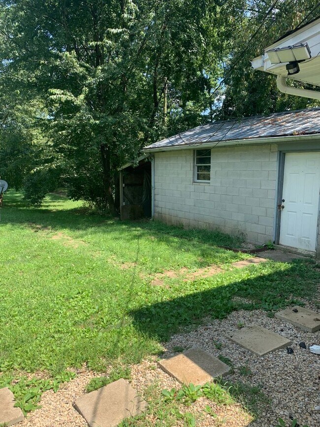 Building Photo - Cute house with a fenced in yard!