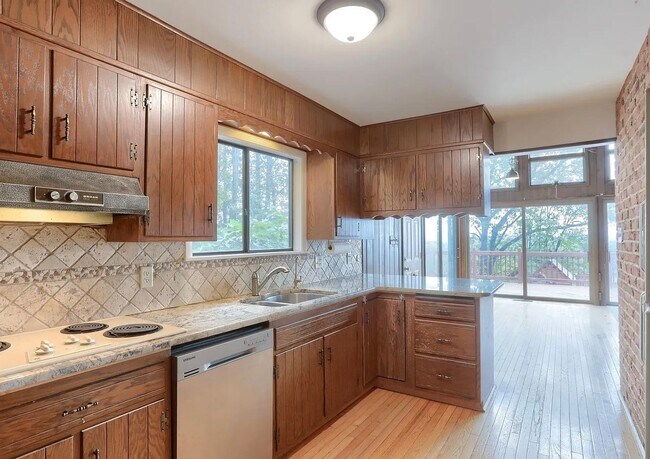 Building Photo - Secluded 3 Bedroom 4 Bath Home